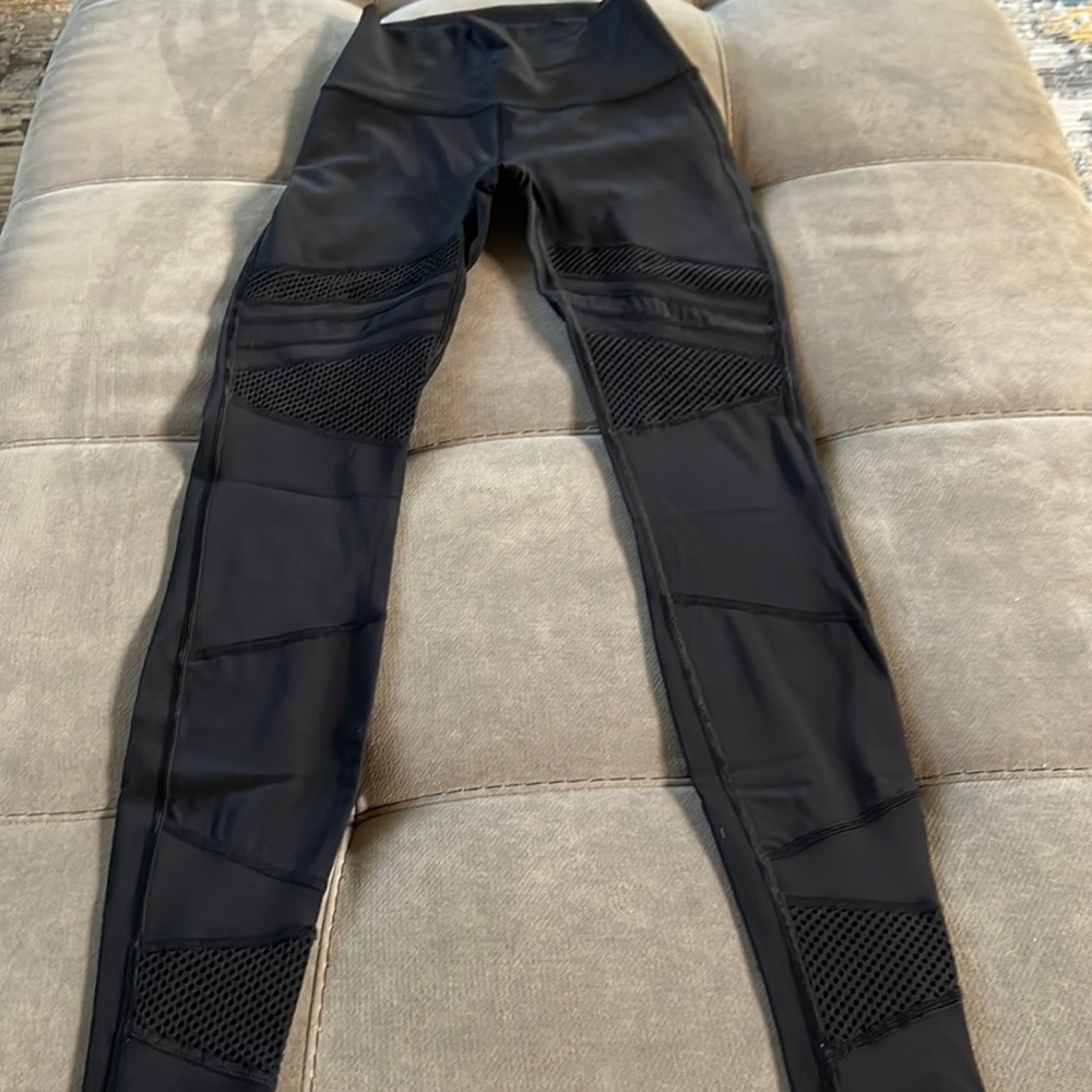 Lululemon Wunder under 28” mesh detail legging size 2